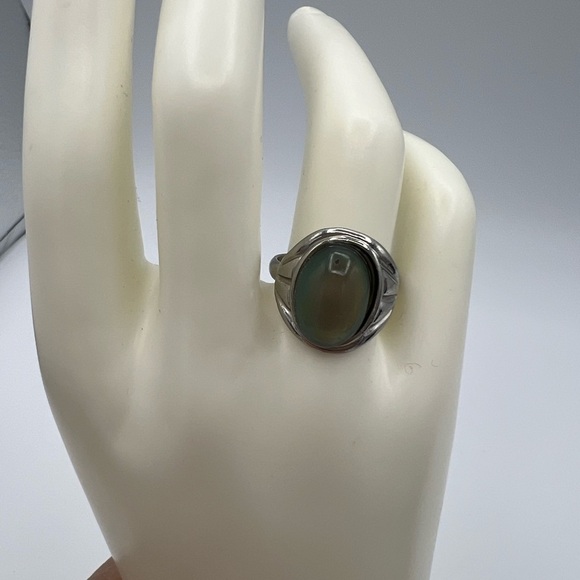 Elegant Silver Ring with Purple Stone Vintagr - Picture 3 of 11